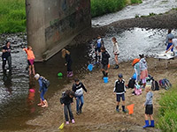 Das Bild zeigt eine Schulklasse am Fluss - Bild vergrößert  sich bei Mausklick