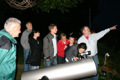 Zum Vergrößern bitte anklicken; Während der "Langen Nacht der Sterne" am 21.9.2007 in Zeilarn zeigt Astronom Karl Reitberger aus Arnstorf den nächtlichen Sternenhimmel. Quelle: Karlheinz Baumgartl