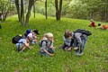 Zum Vergrößern bitte anklicken; Ausflug mit Kindern in die Natur bei Murnau, Landkreis Garmisch-Partenkirchen. Quelle: Elfie Courtenay